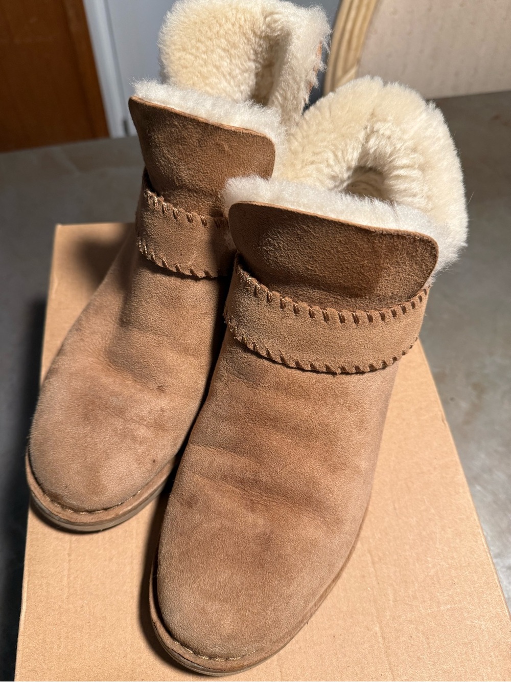 Women’s Ugg McKay Chelsea sheepskin boots. Size 8 EUC w box